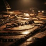 Кадры пленочной киноленты на монтажном столе кинематографиста