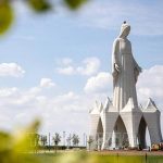 Аэроснимок 55-метровой статуи Девы Марии среди пейзажей польского села Конотоп