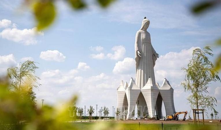 Европейский рекорд веры: в Польше торжественно открыли 55-метровую статую Девы Марии