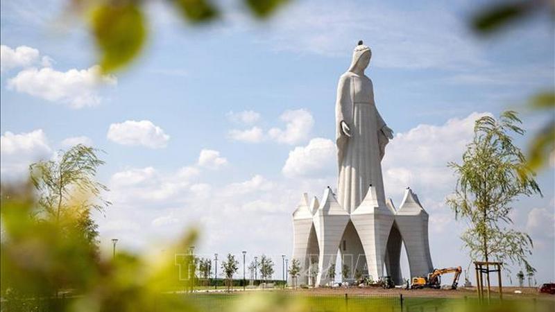 Аэроснимок 55-метровой статуи Девы Марии среди пейзажей польского села Конотоп