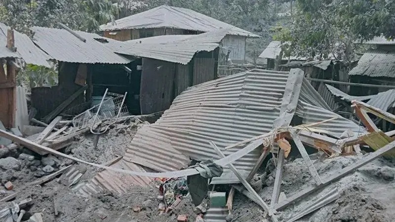 Разрушенные элементы строительных конструкций в портовой зоне острова Флорес