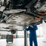 Защитный корпус аккумуляторного блока электромобиля на осмотре в автосервисе