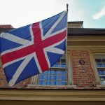 Уборочная техника работает на сухом пшеничном поле в Великобритании в условиях засухи