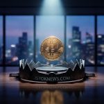 Золотая монета, зависшая над открытым капканом на столе в современном офисе.