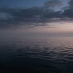 Туманный морской горизонт в вечернее время