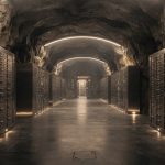 Ряды массивных стальных сейфовых ячеек в подземном горном хранилище