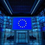 Интерьер высокотехнологичного здания Европейской комиссии в Брюсселе с цифровыми мониторами наблюдения и флагом Европейского Союза в вестибюле