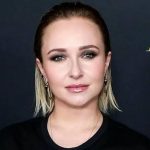 Рабочий стол эксперта с официальными документами, очками и ручкой в луче света