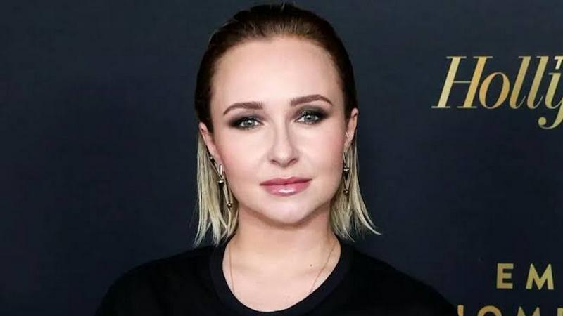 Рабочий стол эксперта с официальными документами, очками и ручкой в луче света