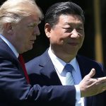 Дипломатический зал с флагами КНР и США, подготовленный к государственным переговорам