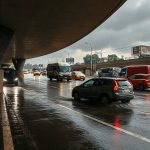 Мощный мусонный ливень подтопляет городские подземные переходы и улицы в Исламабаде со стоящим транспортом на фоне серого штормового неба