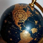 Небесный глобус из темно-синей тисненой кожи и полированной латуни