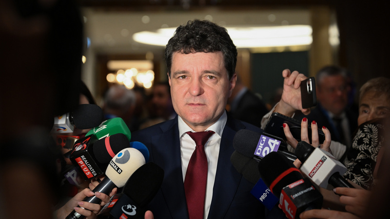 Президентский дворец Котрочень в Бухаресте под ярким дневным светом с элегантным архитектурным фасадом и развевающимся румынским флагом
