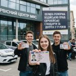 Семнадцатилетний водитель за рулем легкового авто вместе с наставником на пассажирском сиденье