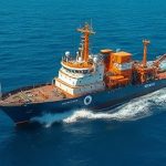 Специализированное морское судно для днопоглибительных работ на поверхности Атлантического океана у берегов Намибии при ярком дневном свете