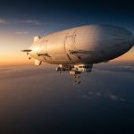 Стратосферный дирижабль Sceye ST1 над облаками на закате во время рекордного перелета через Тихий океан.
