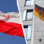 Зал официальных дипломатических встреч в Берлине с двусторонними флагами и делегациями, обсуждающими международные договоры за конференц-столом