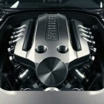 Высокоресурсный автомобильный двигатель под акцентным студийным освещением в сервисном центре