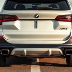 Задняя часть кроссовера BMW X5 с спойлером и арамидным диффузором M Performance