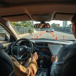 Процесс сдачи практического экзамена по вождению автомобиля на автодроме