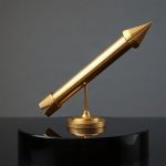 Позолоченный трехмерный графический указатель со стрелкой, устремленной вверх, на стеклянной подставке.