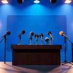 Трибуна для пресс-конференций с микрофонами перед началом официального брифинга