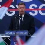 Две трибуны для политических дебатов на темной сцене под светом прожекторов