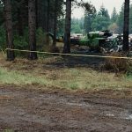 Трибуна с микрофонами для официальных заявлений прессе на открытом воздухе в пасмурный день