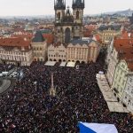 Микрофоны и телевизионные камеры журналистов во время выступлений на митинге в Праге