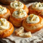 Румяные деревенские шанежки с картошкой на льняном полотенце.