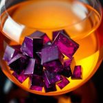 Янтарная стеклянная колба с фиолетовыми кристаллами кристаллического иода