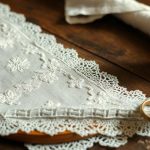 Старинная вышивка мстёрской белой гладью конца XIX века с растительным узором на льне.