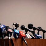 Микрофоны на трибуне для пресс-конференций политических лидеров во время избирательной кампании