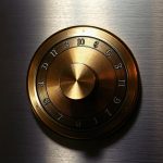 Тяжелый старинный бронзовый кассовый сейфовый замок с круглой ручкой.