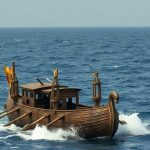 Деревянный корпус греческой триеры с тремя ярусами весел и бронзовым тараном на ватерлинии.