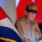 Архивное помещение с высокими полками и открытыми папками уголовного расследования на столе