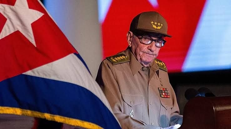 Архивное помещение с высокими полками и открытыми папками уголовного расследования на столе