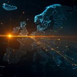 Стилизованная цифровая карта Европы со светящимися узлами коммуникаций в районе Скандинавии