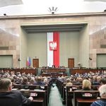 Трибуна с микрофонами в зале для официальных пресс-конференций