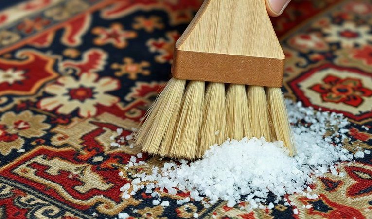 Чистка старинных ковров сухой солью: обновление цветного ворса