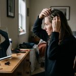 Огляд стану шкіри голови та волосяних коренів у разі виявлення перших симптомів.